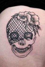 coxa da rapaza do tatuaje do cráneo na foto do tatuaje do cráneo negro