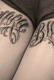 性感的女孩雙大腿與花卉英語紋身圖片