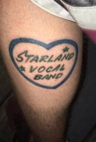 Sydänmuotoiset englantilaisilla tatuoinnilla Miesopiskelija, jolla on englantilaisia ja sydämenmuotoisia tatuointeja reidellä