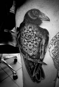 ပေါင်သဘာဝအနက်ရောင်ကျီးကန်းနှင့်ပန်းပွင့် tattoo ပုံစံ