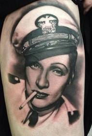 Modello realistico del tatuaggio del ritratto della donna di fumo in bianco e nero della coscia
