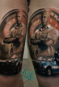 Reiden miesmuotokuva ja värikäs auton tatuointikuvio