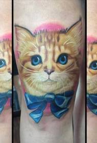 पैरों पर बहुत प्यारा रंग बिल्ली का बच्चा और नीला धनुष टैटू पैटर्न