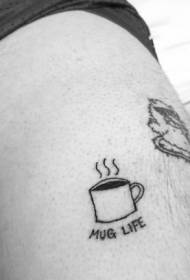 Augšstilbā mīlīgs melnas kafijas tases burtu tetovējums