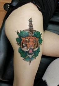 Tygrys totem tatuaż dziewczyna tatuaż totem i sztylet obraz tatuaż na udzie kobiety