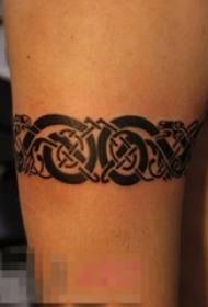 Момиче бедро на черна скица творчески татем татуировка снимка