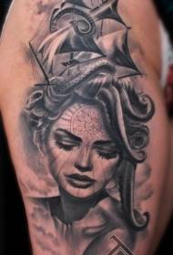 Черно-бял портрет на жена с модел на татуировка на бедрото и ветрилото