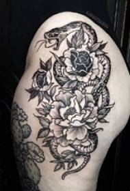 Udo dziewczyny na czarnej linii szkicu dominujący wąż piękny obraz tatuaż kwiat