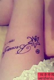 un motif de tatouage lettre cuisse