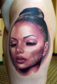 Kobiece nogi kolor portret kobiety tatuaż wzór