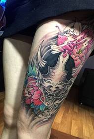 Tatouage totem coloré avec une merveilleuse personnalité sur les jambes