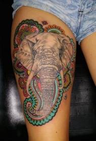 Låret malet elefant kombineret med hinduistisk tema smykketatoveringsmønster