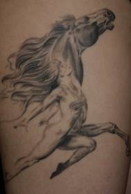 Крака сиво чудо тичаща жена и кон татуировка на кон