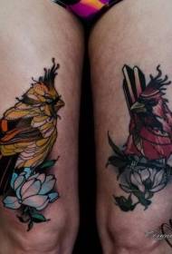 Paxaro de cores coxas con patrón de tatuaxe de flores
