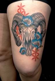Noga barva ovčje glave s cvetličnim vzorcem tatoo