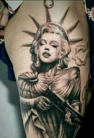 Melns un pelēks Eiropas un Amerikas dievietes tetovējuma raksts augšstilba ārpusē