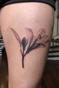 Skolepige lår tatovering sort og hvid grå stil tatovering stikketeknik plante tatovering materiale blomst tatovering billede