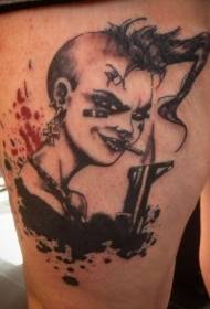 Thug žena drži uzorak tetovaže bedara u boji pištolja