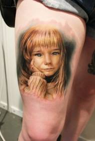 Patrón de tatuaxe de retrato de rapaza realista en cor de pernas