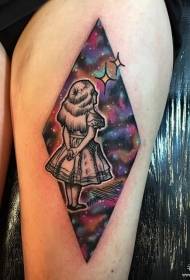 Modello di tatuaggio con figura geometrica stellata sulla coscia