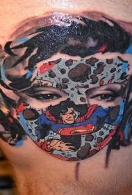 Ragazza di culore di coscia chì porta un mudellu di tatuaggi di maschera di Superman