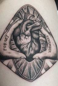 Obracona stylowa czarna ręka trzyma ludzkie serce i list wzór tatuażu