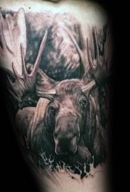 Realni realistični crno-bijeli losovi u obrascu tetovaže šuma na bedru