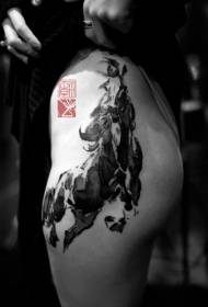 Czarno-biały obraz orientalnego tatuażu ciemnego konia