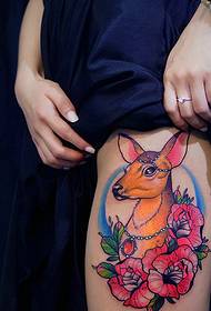 Wunderschöne Blumen und Ponys mit Schmuck kombiniert mit Tattoos