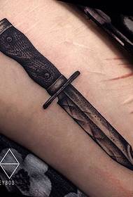 大腿黑灰个性的匕首tattoo图案