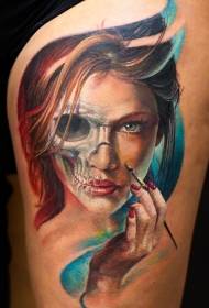 Tajanstvena žena sa tetovažom u boji bedra u kombinaciji sa uzorkom tetovaže