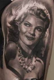 Seksualus juodai baltas moters portreto šlaunų tatuiruotės modelis