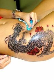 Modello di tatuaggio di colore asiatico di drago e fiore in stile coscia