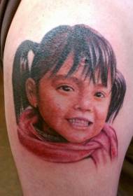 Pola tato potret gadis lucu tersenyum sangat realistis