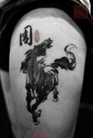 Coxas da cociña sobre tatuaje de cabalos de tinta negra