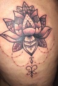 Miega lotosa tetovējums vīriešu augšstilbā uz melna lotosa tetovējuma attēla