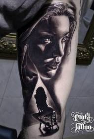Coscia donna sexy realistica nera con motivo tatuaggio sedia