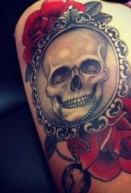 Beenkleur schedel en rode roos tattoo patroon