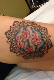 Flor de mandala negra de muslo y patrón de tatuaje de durazno rosa