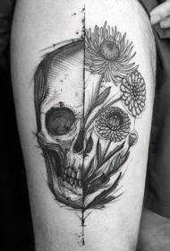 Lårgravering stil sort kranium og tatovering af blomster