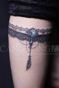 上海纹身秀图吧苍龙纹身作品:女生大腿蕾丝钻石纹身