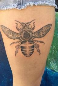 Thigh black and white sting personality bee tattoo pattern