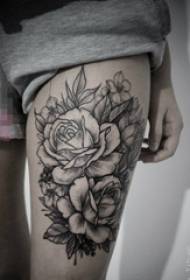 Chica muslo en dibujo negro creativo flor tatuaje foto