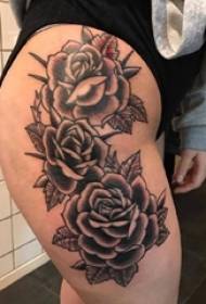 Muslo de niña en técnica de espina de punto de dibujo gris negro hermosa imagen de tatuaje de rosa