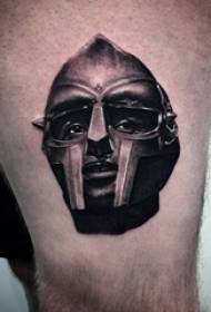 Cráneo masculino do tatuaje do casco Samurai na tatuaxe do casco Samurai negro