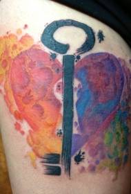 Värikäs sydämen muoto ja keskeiset reidet tatuointikuviot