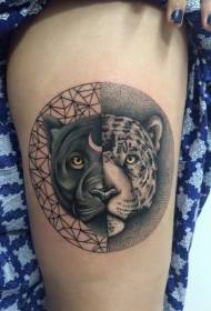 Пришпорен стил на бедрото черно-бяла черна пантера и леопардов модел на татуировка