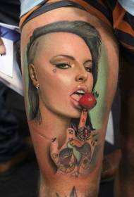 Īsts foto, piemēram, krāsains, pavedinošs sievietes tetovējums