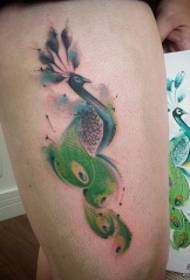 Na bedru seksi pauna oslikana tetovaža uzorak