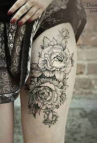 Crno-bijela slika raskošne tetovaže božura